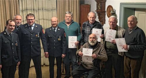 Für 810 Jahre Ehrenamt konnte die Feuerwehr Pfraundorf ihre Kameraden ehren: (von links) Bernhard Rappel, Vorstand Albert Berger, Bartholomäus Weingartner, Sebastian Mais, Helmut Geisberger, Johann Artmann, Karl Dengler, Alfons Laschinger und sitzend Willi Dahlke.Foto re