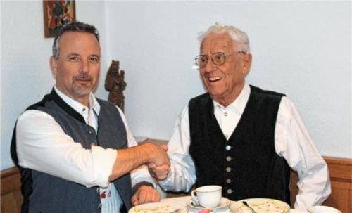 Für Bürgermeister Max Singer war es eine große Ehre, Konrad Schober zu seinem 90. Geburtstag die Glückwünsche der Gemeinde zu überbringen. Foto strim