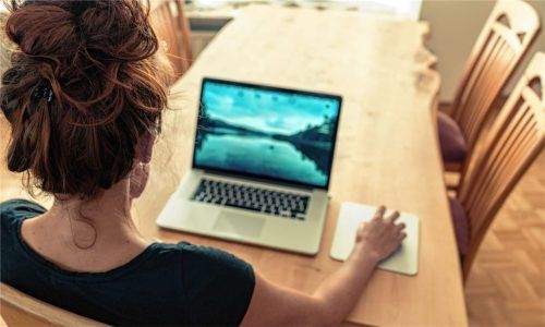 Für die Arbeit im Homeoffice wird oft eine Zusatzvereinbarung zum Arbeitsvertrag abgeschlossen. Foto pixabay/Vincent Weinbeer