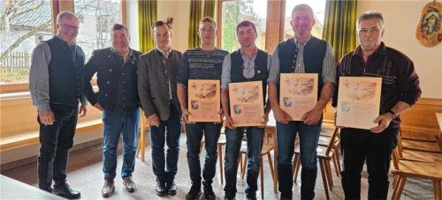 Für die Milch-Lebensleistung ihrer Kühe zeichneten (von links) der Wasserburger VZG-Vorsitzende Gerhard Feckl, Landtagsabgeordneter Sepp Lausch und Verbandsvorsitzender Markus Dinzenhofer die Landwirte Michael Kainz aus Albaching, Andreas Inninger aus Griesstätt, Hans Krug aus Babensham und Gerhard Weigl aus Pfaffing aus.Foto wimmer