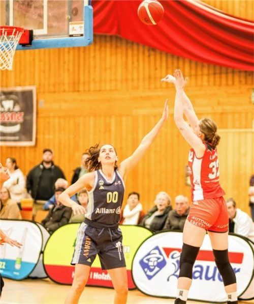 Für Lina Lieckfeld (rechts) und die Wasserburger Basketball-Damen wird es kein leichtes Spiel in Heidelberg geben. Foto Stefan Pfuhl
