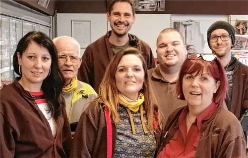 Für Stephanie Kalteis (Mitte) und ihr Tankstellen-Team ist in ein paar Monaten Schluss in Bad Aibling. Fotos re/Bettinger