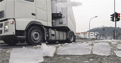Gefahr im Winter: Eisplatten fallen von einem Lkw.Foto imago