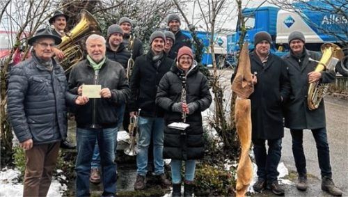 Geldübergabe am Rande eines Ständchens: Gerhard Selig (links) überreichte Bruckmühls Altbürgermeister Franz Heinritzi bereits zum 15. Mal eine Spende für seine Stiftung. Foto privat