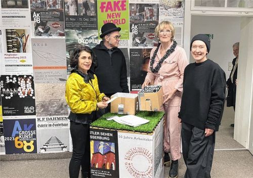 Gelungene Präsentation im Übergangsquartier: (von links) Carmen Kordas, John Schmitz, AK68-Vorsitzende Katrin Meindl und Anni Rieck im Empfangsraum der alten Inspektion, dahinter 57 Jahre bebilderte Ausstellungsgeschichte. Foto Janeczka
