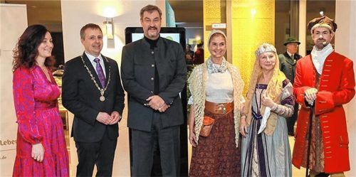 Gemeinsam mit Ministerpräsident Markus Söder (Dritter von links) feierten Traunsteins Oberbürgermeister Dr. Christian Hümmer mit Gattin Veronika (von links) sowie Gabi Trattler, Margit Bischlager und Markus Gollinger vom Fabriktheater Traunstein im Kulturforum Klosterkirche den Auftakt des Jubiläumsjahres „650 Jahre Stadtrechte“. Foto Effner