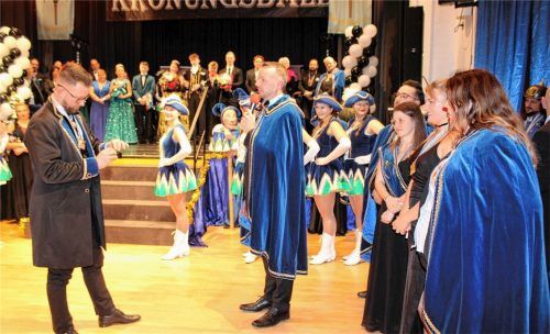 Gerührt nahm Manuel Eckert (links) die besondere Ehrung seiner Vereinsmitglieder beim Krönungsball entgegen. Foto strim