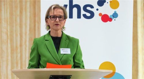 Geschäftsführerin Birgit Schreuer ließ die Entwicklung der VHS Revue passieren. Fotos Baumann