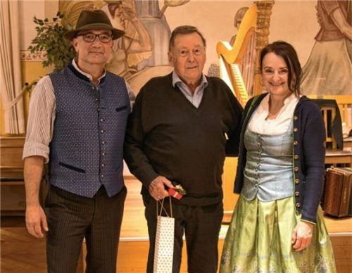 Geschenkübergabe: (von links) Hüttenreferent Stefan Sedlmair, Max Panradl und Vorsitzende Sylvia Klimesch. Foto re