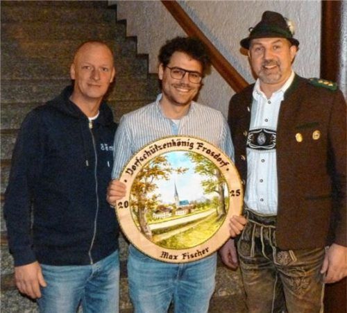 Gratulationen: Schützenmeister Christian Schlosser (rechts) übergab zusammen mit Jan Sklaschus (links) von der Sparkasse die Siegerscheibe an Max Fischer.Foto  re