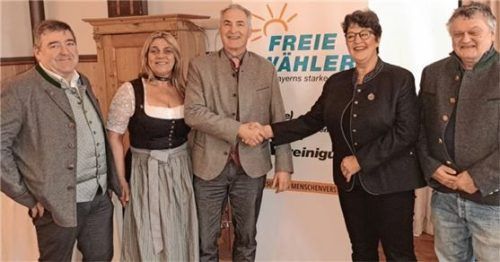 Gratulierten: Landtagsabgeordneter Sepp Lausch, Bezirksrätin Barbara Stein, Bundestagskandidat Sepp Hofer und Generalsekretärin Susann Enders sowie Ortsvorsitzender Dr. Erwin Gutsmiedl.Foto re