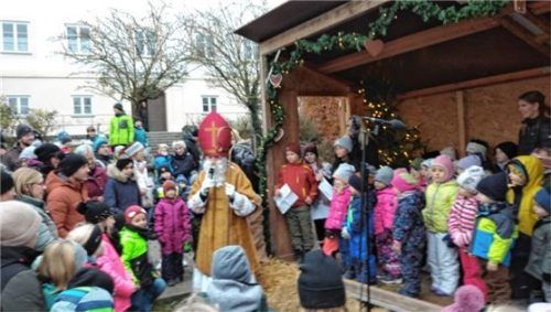 Großer Andrang herrschte beim Besuch des Nikolaus auf dem Adventsmarkt.