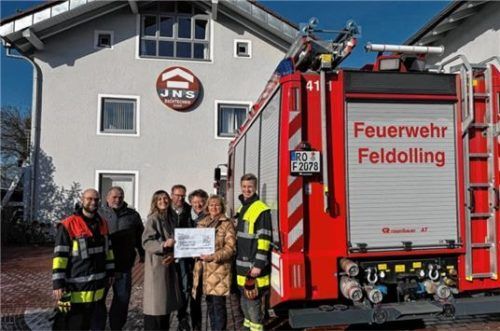Großzügige Spende: (von links) Erster Kommandant der Feuerwehr Feldolling Robert Weber, Vorsitzender Anton Schwindt, Erwin und Roswitha Neureither, Alexander Neureither (Geschäftsführer JNS Dachtechnik) sowie Evelyn Krenzer (Prokuristin JNS Dachtechnik) gemeinsam mit Abschnittsleiter Bernhard Peschke von der Feuerwehr Feldolling bei der Scheckübergabe. Foto re