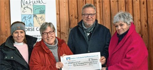 Großzügige Unterstützung: (von links) Andrea Neumaier (Natural Horse Care) und Thomas Kranz (Dritter von links) übergaben Maria Breuer (Vorsitzende Nachbarschaftshilfe Tuntenhausen) und Dr. Ramona Schumacher (Nachbarschaftshilfe Tuntenhausen) einen Scheck über 5000 Euro. Foto stache