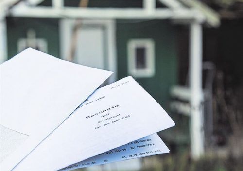 Grundsteuerbescheid für 2025 schon erhalten? Wenn nicht, sollte man seine Zahlungen so lange zurückhalten. Foto Christin Klose/Dpa