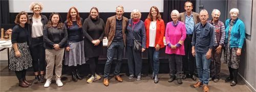 Gruppenfoto des Projekts „Meeting in No Man’s Land“ im Goethe-Institut: die Rosenheimerin Elfriede Pauli (Mitte, blaue Jacke) mit den anderen Teilnehmern in London. Foto Pauli