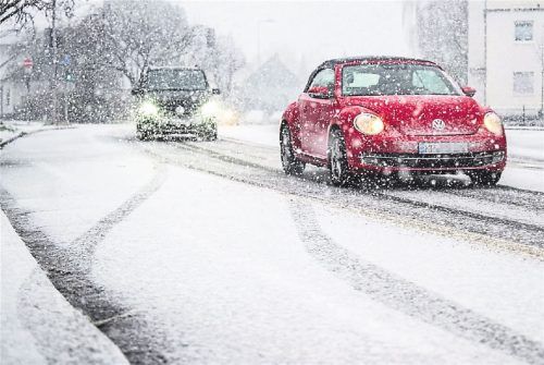 Gut, wenn geräumt ist: Unter frisch gefallenem Schnee kann man gefährliche Hindernisse nur schlecht erkennen. Foto imago
