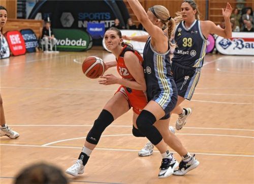 Haben gegen Bad Homburg noch eine Rechnung offen: Lina Lieckfeld und Wasserburgs Basketball-Damen.Foto Obermaier