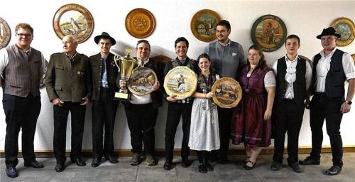 Haben gut gezielt: Die versammelten Nußdorfer Schützenkönige.Foto re