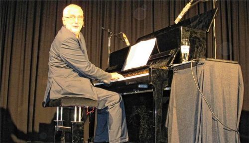 Hans Klaffl bei einem seiner Benefiz-Auftritte im Gymnasium Bad Aibling. Am 20. Februar wäre sein viertes Gastspiel an dieser Stelle geplant gewesen.Foto Steidl