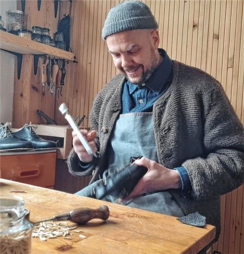 Hier ist alles Handarbeit: Maßschuhmacher Jonathan Rösch in seiner Werkstatt in der Landlmühle.Fotos Blum