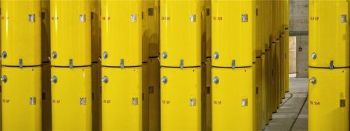 Hoch radioaktive gelbe Castor-Behälter vom Typ THTR, die aus Atomkraftwerken zwischengelagert werden.Foto DPA