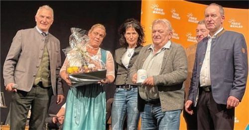 Im Beisein des Parteivorsitzenden Hubert Aiwanger (rechts) wurde Alois Hemberger (Dritter von rechts) geehrt. Zu den Gratulanten zählten auch Sepp Hofer, Barbara Stein, Christine Degenhart und der Landtagsabgeordnete Sepp Lausch. Foto Lichtenberg