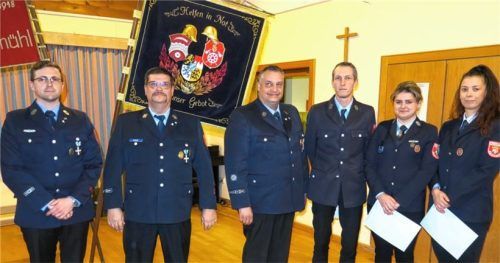 Im Rahmen der Jahreshauptversammlung wurden (von rechts) Anja Hoffmann und Michelle Stuckenberger zur Feuerwehrfrau sowie Eduard Betz zum Hauptfeuerwehrmann befördert. Neben ihnen die Feuerwehr-Führungsspitze mit Volker Schiechl (Zweiter Kommandant), Thomas Kamke (Kommandant) und Bernhard Singer (Vorsitzender). Foto baumann