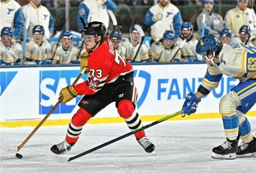 Im Retro-Look: Selbst Lukas Reichels Schläger sah aus wie aus den Zeiten von Blackhawks-Legende Bobby Hull. Foto IMAGO/Daniel Bartel