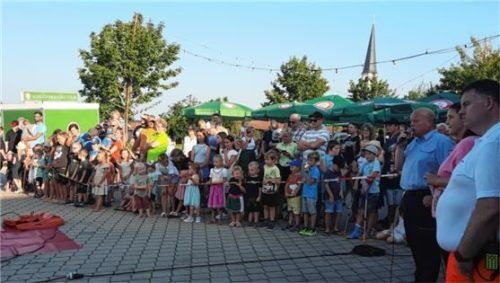 Im vergangenen Jahr organisierte die Heldensteiner Feuerwehr zum ersten Mal die „Bayerische Nacht der Feuerwehr“, auf der sie anschaulich Übungen vorstellte. Foto Weichselgartner