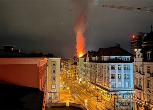 In der Nacht auf Samstag stand erneut ein Container in Rosenheim in Flammen. Die Feuersäule war von weither zu sehen. Foto RE
