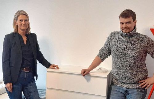 In der neuen Erstaufnahmeeinrichtung für minderjährige unbegleitete Flüchtlinge: Die Leiterin des Kreisjugendamtes, Sabine Stelzmann, und Einrichtungsleiter Maximilian Niederbuchner. Foto Kainz