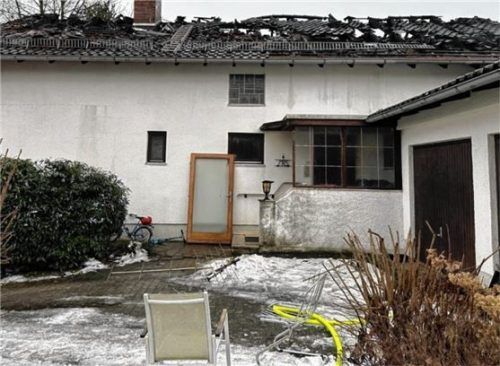 In Griesstätt brannte am 7. Januar ein Wohnhaus, in dem 14 Geflüchtete wohnten. Foto gbf