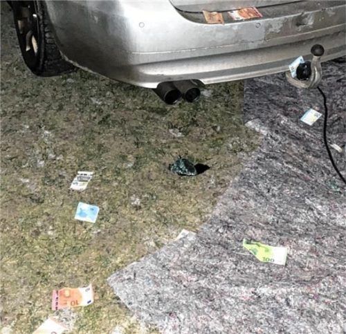 In ihrer Eile ließen der oder die unbekannten Täter nach dem Autoaufbruch sogar einige Geldscheine am Tatort zurück. Foto re