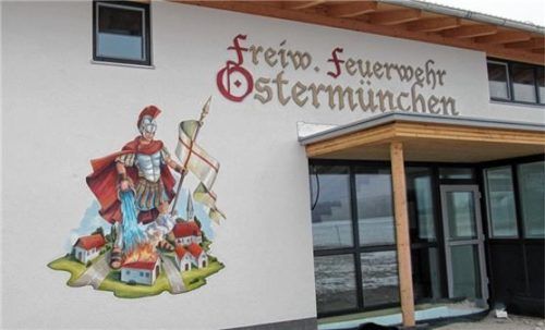 In zwei Jahren kann die Feuerwehr Ostermünchen ihren alten Mannschaftstransportwagen gegen einen neuen tauschen. Foto stache