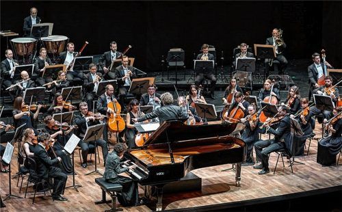 Jasminka Stancul am Flügel und Asher Fisch auf dem Dirigentenpult stürmen durch das Klavier-Konzertstück von Carl Maria von Weber.Foto KREATIV KARTELL