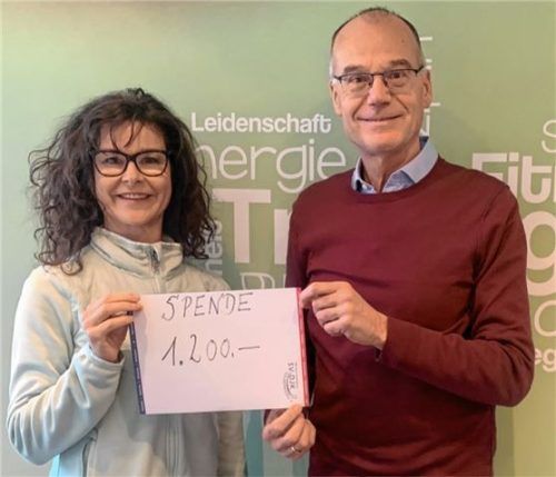 Karin Maier, Geschäftsführerin des SV-DJK Kolbermoor, und Andreas Bobbert, Leiter der Kolbermoorer Tafel. Foto re