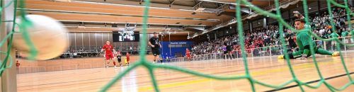 Kein Tor: Dieser Schuss im Rosenheimer Halbfinale zwischen dem TSV 1860 und Türkspor ging an den Pfosten.Foto Hans-Jürgen Ziegler