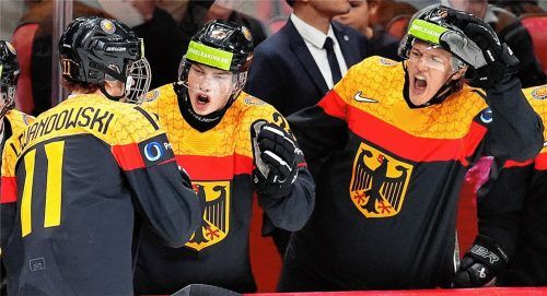 Kilian Kühnhauser (rechts) bejubelte bei der WM mit der U20-Nationalmannschaft den Klassenerhalt. Foto picture alliance/dpa/The Canadian Press | Sean Kilpatrick