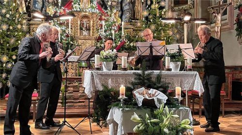 „La Banda Vecchia“: Mit Hansjörg Schellenberger (ganz rechts) traten (von links) Andras Adorjan, Norbert Täubl, Fagottistin Tonia Solle und Stefan de Leval Jezierski auf.Foto kirchner