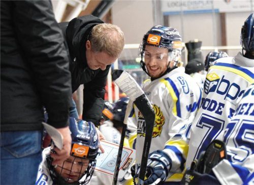 Letzte Anweisungen: Jürgen Lederer und der EHC Waldkraiburg beenden die Vorrunde in Peißenberg und gegen Ulm.Foto Paolo del Grosso