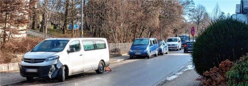 Letzte Spuren des Unfalls: In der Nacht auf Montag rammte ein Unbekannter drei parkende Autos und floh. Am weißen Opel ist der Einschlag deutlich zu erkennen. Foto Blum