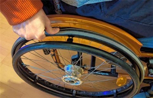 Lise R. aus Kolbermoor ist verzweifelt: Ihr Rollstuhl hat seit rund vier Wochen einen Platten. Doch bislang findet sich kein Unternehmen, das das für sie lebenswichtige Gefährt repariert. Foto Hoffmann