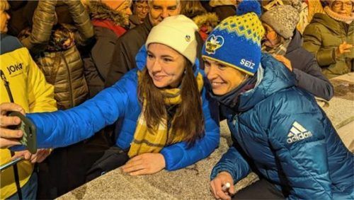 Magdalena Neuner (rechts) erfüllte bereitwillig jeden Fotowunsch. Foto chai
