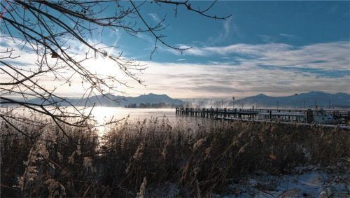 Malerisch liegt die Gemeinde am Chiemsee. Der Tourismus stellt deswegen ein wichtiges Standbein dar. Fotos kirchner/re