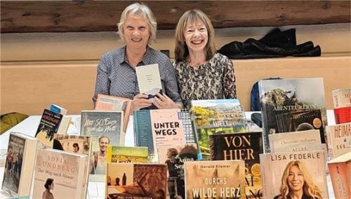 Margarita Wolf-Lenz und Elfriede Pauli lesen aus verschiedenen Büchern vor.Foto Stadtbibliothek Rosenheim