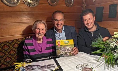 Maria Gröger, Robert Winkelmann (Geschäftsführer Alpenhain), Niklas Pfeifer (Elektriker für Betriebstechnik), (von links).Foto re