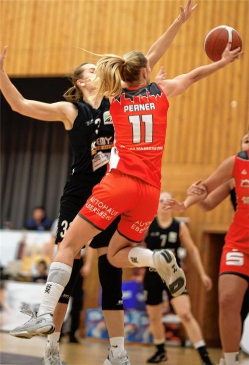 Maria Perner und die Wasserburger Basketball-Damen hatten wenig Mühe, den elften Saisonsieg einzufahren. Foto Stefan Pfuhl