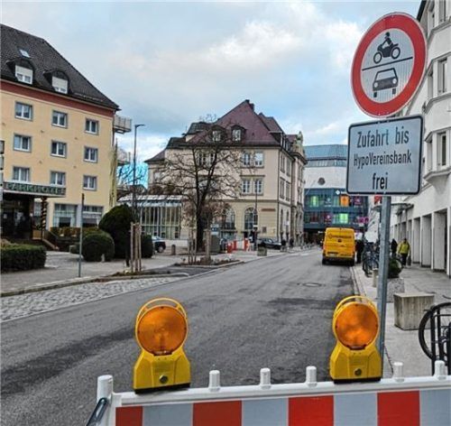Mehrere Hinweise auf eine Fußgängerzone machen Autofahrer auf die neue Verkehrslage aufmerksam.