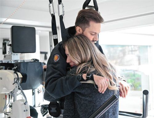 Mike Glemser kämpft in der Reha um Verbesserungen seines Gesundheitszustandes. Immer an seiner Seite: Seine Freundin und Stütze Lara Lindmayer. Foto dpa